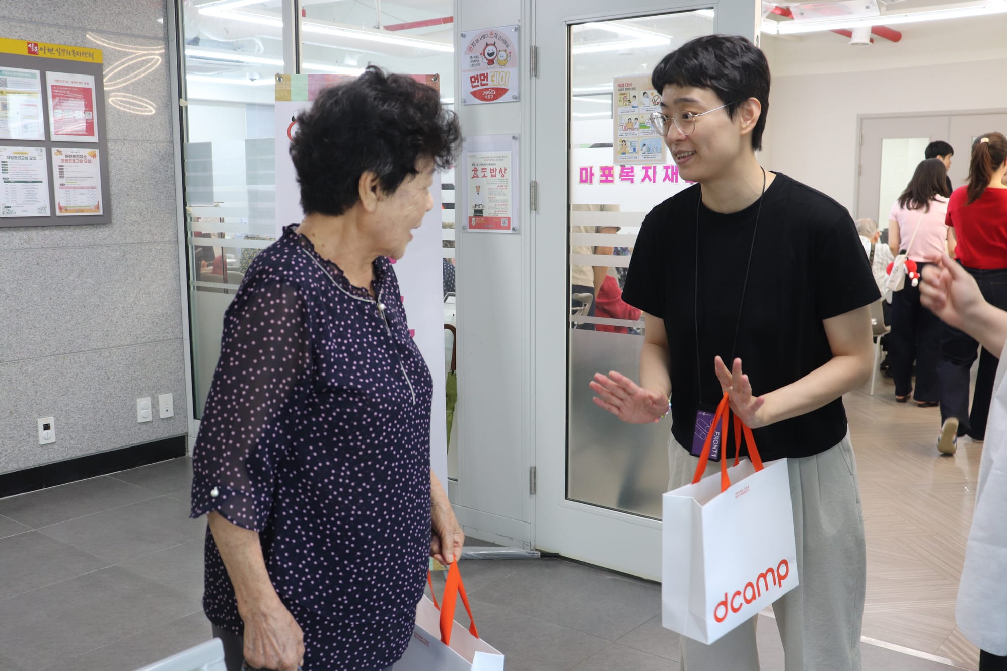 디캠프 X 캐비지, 어르신들과 함께한 아주 특별한 배식 봉사 현장